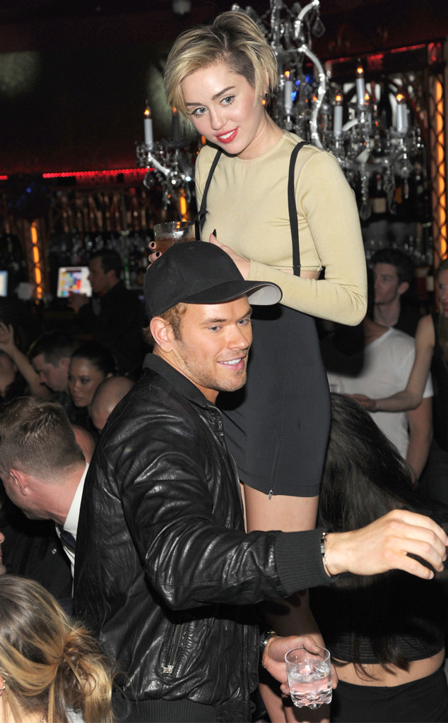 Miley Cyrus embrasse Ryan Seacrest nouvel an times square look or sequin cara kellan lutz miley ensemble