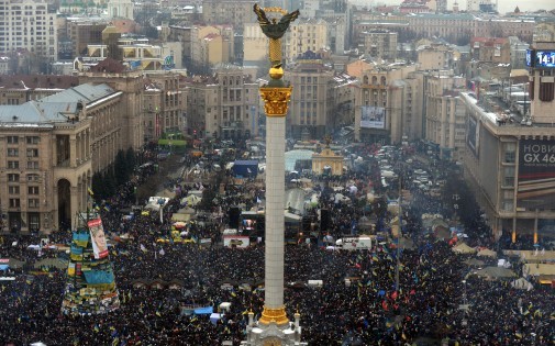 7767932556_pres-de-200-000-personnes-se-sont-rassemblees-place-de-l-independance-a-kiev-en-ukraine-dimanche-15-decembre-2013