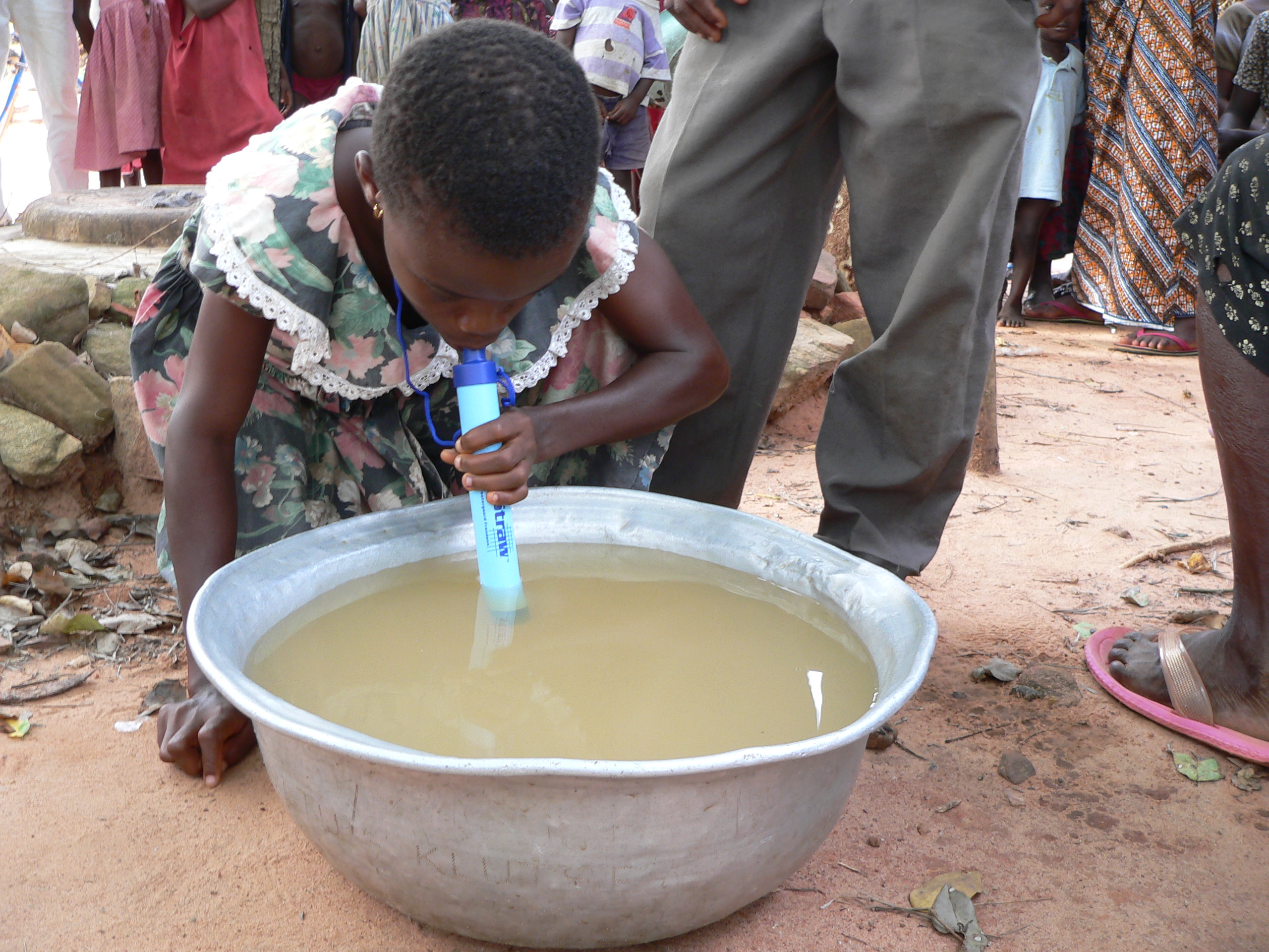 enfant africain qui peut boire de l'eau sale en toute sécurité 