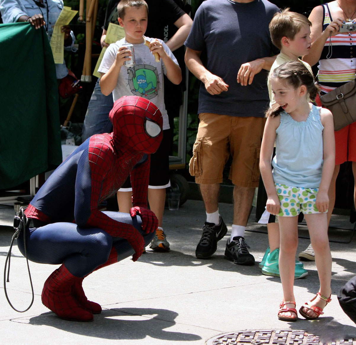 spiderman faisant une surprise à une petite fille