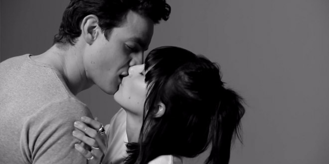 first kiss video embrasser inconnus