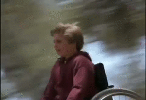 enfant qui tombe en chaise roulante