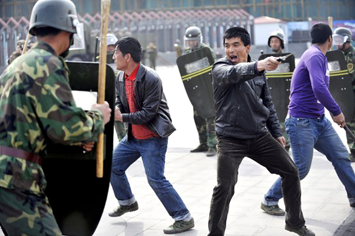 148480_heurts-entre-manifestants-et-forces-de-securite-le-1er-avril-2011-a-urumqi-dans-le-xinjiang