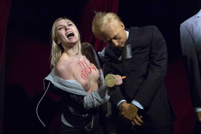 Une-militante-Femen-a-attaque-la-statue-de-Vladimir-Poutine-au-musee-Grevin_scalewidth_630