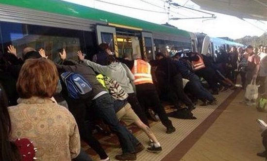 ils soulèvent un métro pour sauver un passager coincé