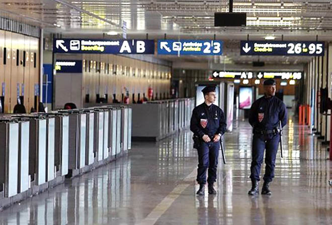 679485-des-policiers-patrouillent-dans-l-aeroport-de-orly-en-avril-2010