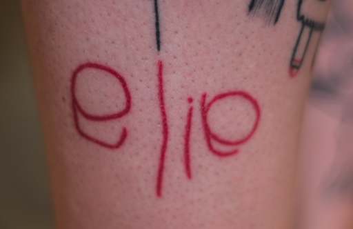 tatouage dessin de son enfant gravé sur la peau