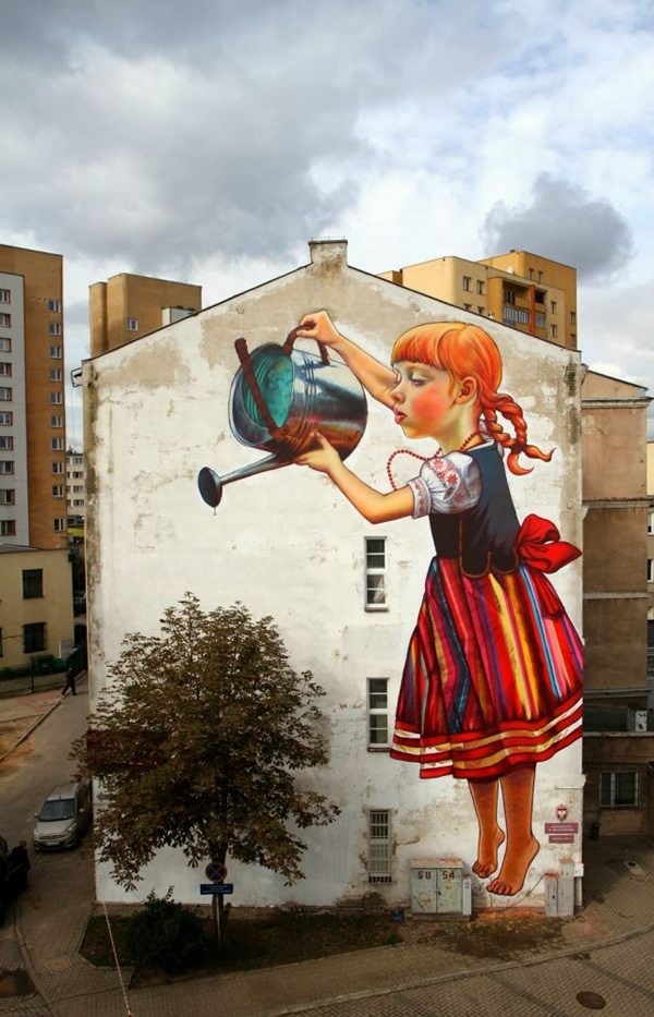 oeuvres-street-art-jouant-avec-la-nature-girl-watering-tree-graffiti-natalia-rak-1