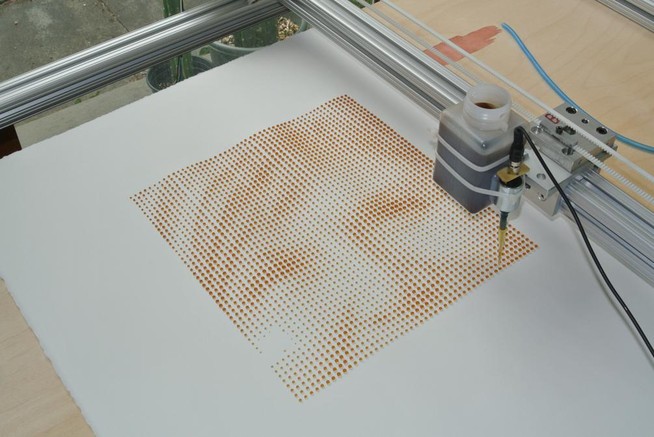 coffee-drip-printer-imprimante-qui-utilise-du-café-pour-imprimer-des-portraits copie