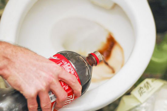 nettoyer-toilettes-avec-du-coca-cola
