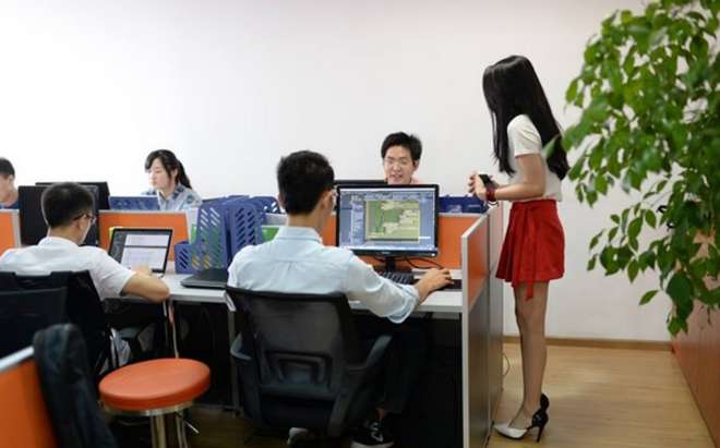 2-chinois-embauches-cheerleaders-pour-augmenter-productivité-de-ses-employés