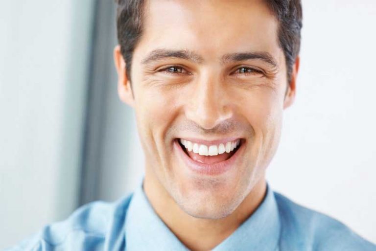 comment-avoir-un-beau-sourir-sourir-parfait-dents-alignees-768x513