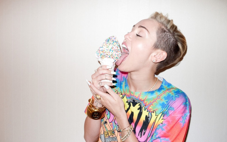 miley cyrus suce leche glace