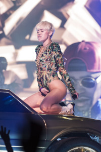 Miley Cyrus Bangerz tour se touche concert body