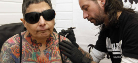 femme tatouee aveugle fran atkwinson tatouage dessin corps