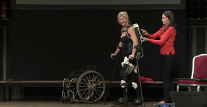 une femme marche a nouveau grace a un-exosquelette imprime en 3d