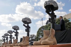 obama rendant hommage aux soldats tués