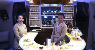 Il-filme-vol-luxueux-dans-un-A380-Emirates