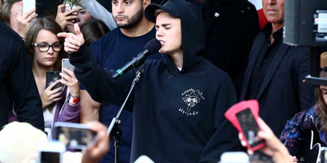 Justin-bieber-chante-devant-ses-fans-dans-la-rue-paris-NRJ