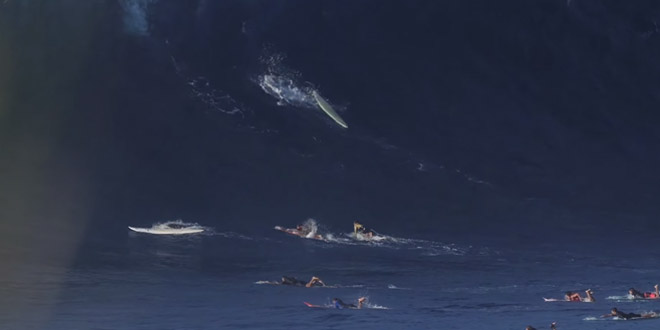 vague-immense-avale-surfeurs